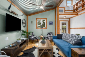 Hollmig Haus - Sleeps 12 with Hot Tub & Beauty Bar